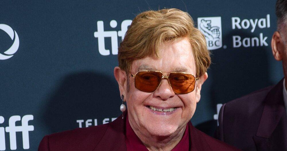 Elton-John-feiert-Platin-Erfolg-mit-Step-Into-Christmas-