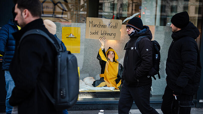 Das M&uuml;nchner Kindl im Schaufenster des Mietervereins an der Sonnenstra&szlig;e.