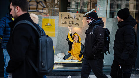 Das M&uuml;nchner Kindl im Schaufenster des Mietervereins an der Sonnenstra&szlig;e.