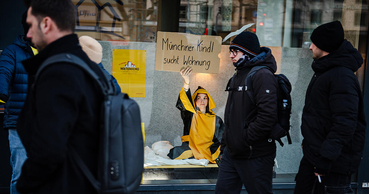 Schaufensteraktion-am-Stachus-Das-M-nchner-Kindl-sucht-eine-Wohnung