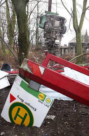 Die Bilder vom Unfall: In Duisburg ist ein Lkw in eine Bushaltestelle gekracht.