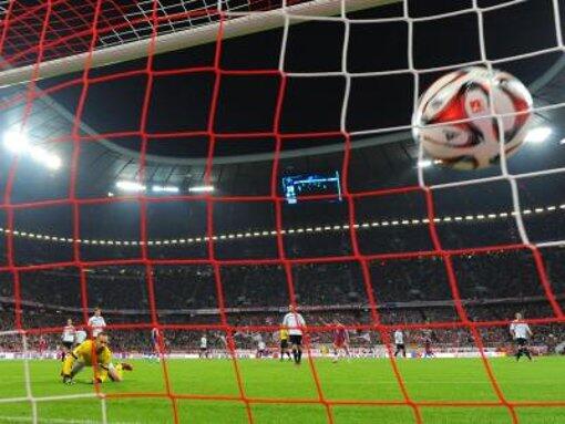 Torwart Lukas Kruse vom SC Paderborn schaut dem Ball hinterher, der zum 2:0 für den FC Bayern ins Netz fliegt