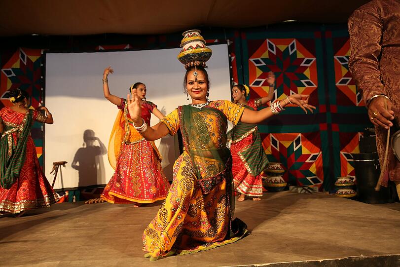Das Delhi Haat &ndash; der &bdquo;Markt von Delhi&ldquo;- holt einen Hauch von Indien nach München und lädt die Tollwood Besucher ein, typisch indisches Street-Food-Feeling, indisches Kunsthandwerk, indische Musik- und Tanzkultur im indischen Zelt zu entdecken. Bei einem Mango-Lassi kann man landestypischer Live-Musik lauschen und sich vom Bollywood Dance verzaubern lassen. Entspannung finden die Besucher in der Ayurveda Oase, in der man sich von indischer Heilkunst verwöhnen lassen kann.