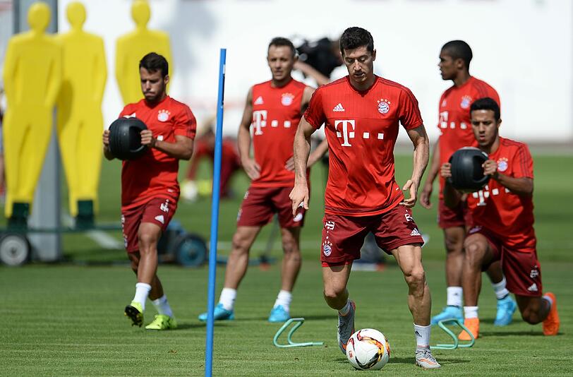 Zweikampf, Kraft, Ausdauer: So schuften die Bayern-Stars beim öffentlichen Training an der Säbener Straße.