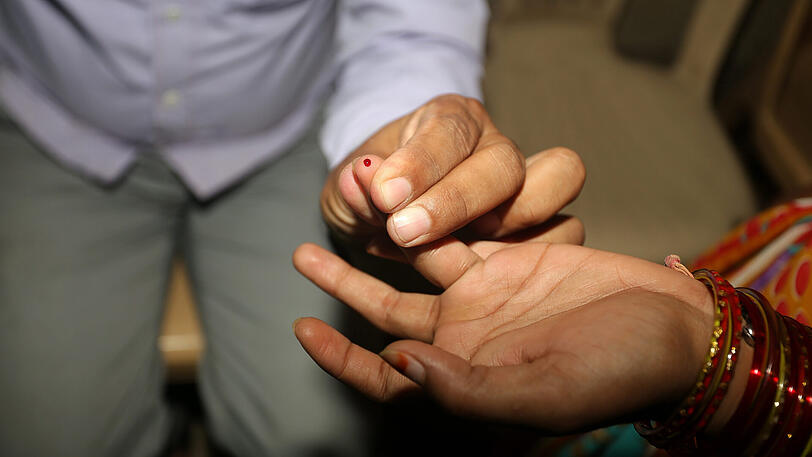 Eine Frau lässt sich im indischen Bhopal auf Dengue untersuchen. Im Nachbarland Sri Lanka gibt es einen schweren Ausbruch der Krankheit.