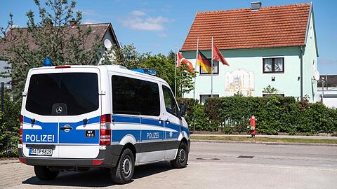 Polizisten beobachten aus ihrem Fahrzeug das Gebäude des Türkisch Islamischen Kultur Vereins DITIB in Waldkraiburg.