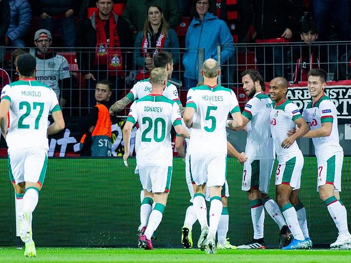 Die Moskauer freuen sich über das Tor zum 1:0 gegen Bayer Leverkusen durch Grzegorz Krychowiak (3.v.r.).