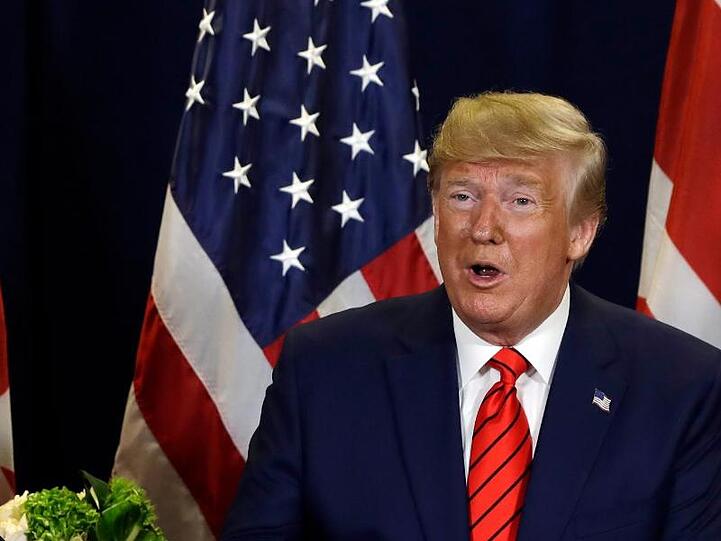 Boris Johnson (l), Premierminister von Großbritannien, und Donald Trump, Präsident der USA, unterhalten sich am Rande des UN-Generalversammlung.