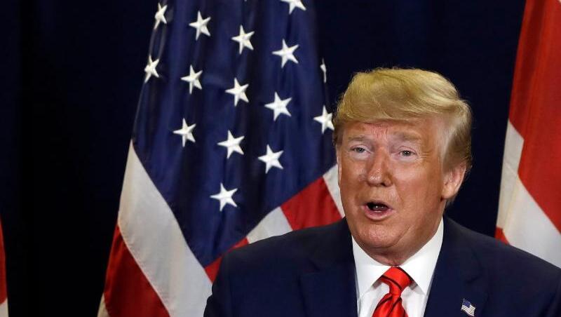 Boris Johnson (l), Premierminister von Großbritannien, und Donald Trump, Präsident der USA, unterhalten sich am Rande des UN-Generalversammlung.