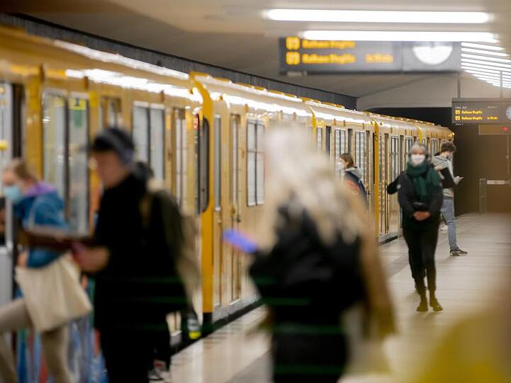 Fahrgäste am U-Bahnhof Amrumer Straße in Berlin.