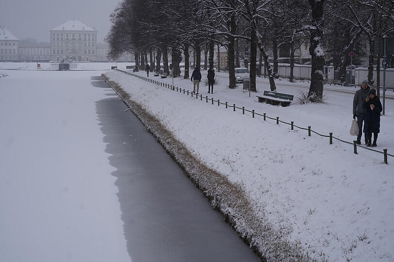 Ein aktuelles Foto vom Mittwoch: Der teilweise vereiste Kanal am Nymphenburger Schlosspark.