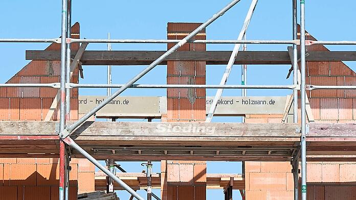 Bauen soll mit Gebäudetyp E einfacher werden. Noch aber fehlt die Rechtssicherheit. (Symbolbild)