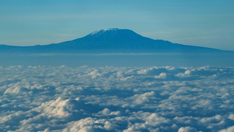 Der Gipfel des Kilimandscharo ragt aus der Wolkendecke hervor. (Archivbild)
