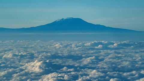 Der Gipfel des Kilimandscharo ragt aus der Wolkendecke hervor. (Archivbild)