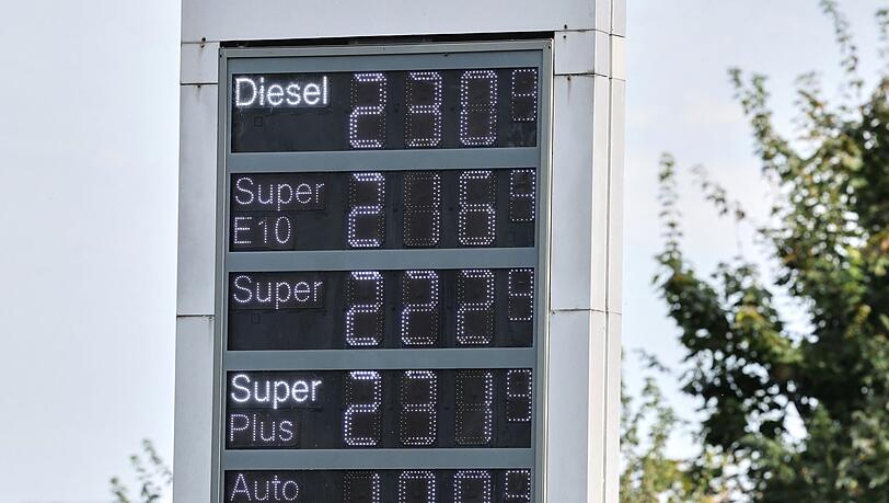 Die Benzinpreise unterscheiden sich je nach Bundesland derzeit deutlich. (Archivbild)