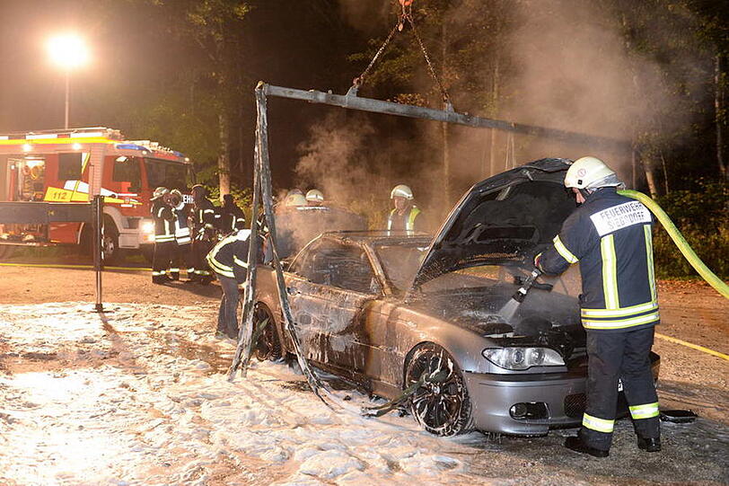 Auf der B 306 bei Siegsdorf brannte ein BMW-Cabrio völlig aus. Der Fahrer konnte sich in letzter Sekunde retten. Die Bilder vom Feuerwehreinsatz.