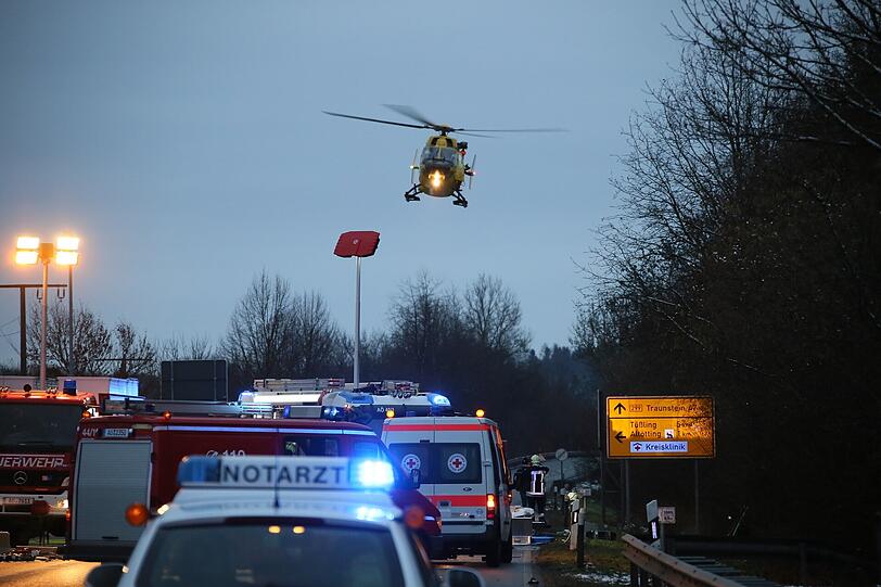 Schwerer Verkehrsunfall bei Altötting: eine Persone wurde getötet, vier weitere schwer Verletzt!