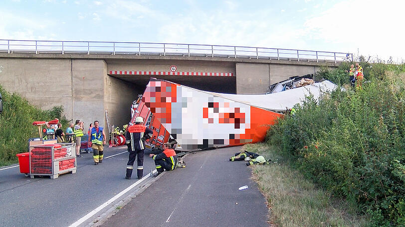Der Lastwagen wurde komplett zerstört, der Fahrer mit schweren Verletzungen ins Krankenhaus gebracht. Die Bilder vom Unfallort.