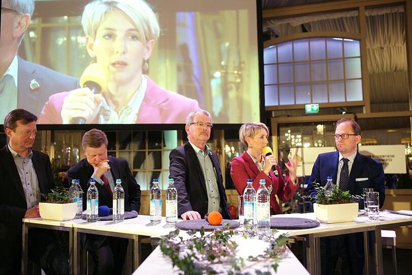 Die Veranstaltung in der Theaterfabrik war gut besucht, die Stimmung teils ziemlich aufgeheizt.