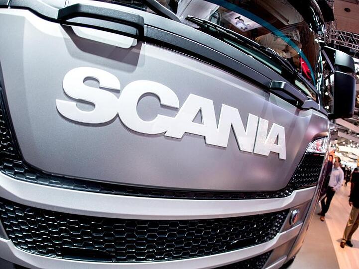 Der Schriftzug "Scania" steht auf dem Kühlergrill eines Lkw. Foto: Hauke-Christian Dittrich/dpa/Symbolbild