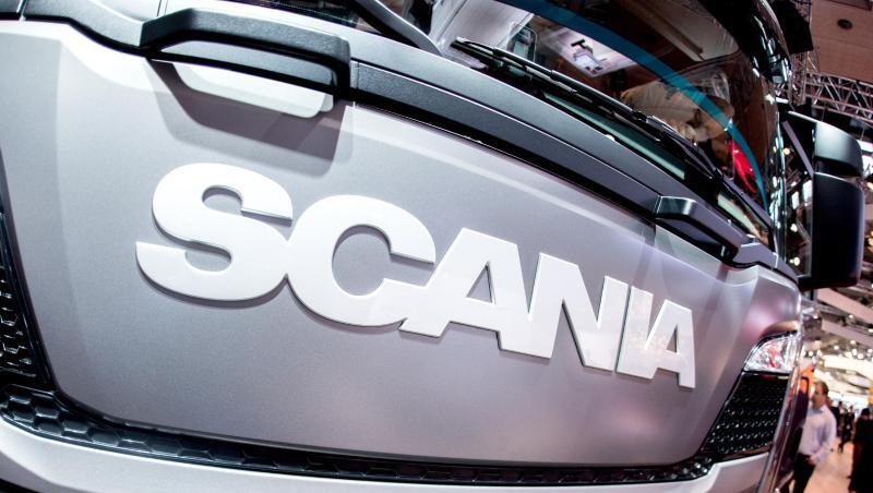 Der Schriftzug "Scania" steht auf dem Kühlergrill eines Lkw. Foto: Hauke-Christian Dittrich/dpa/Symbolbild Der Schriftzug "Scania" steht auf dem Kühlergrill eines Lkw. Foto: Hauke-Christian Dittrich/dpa/Symbolbild