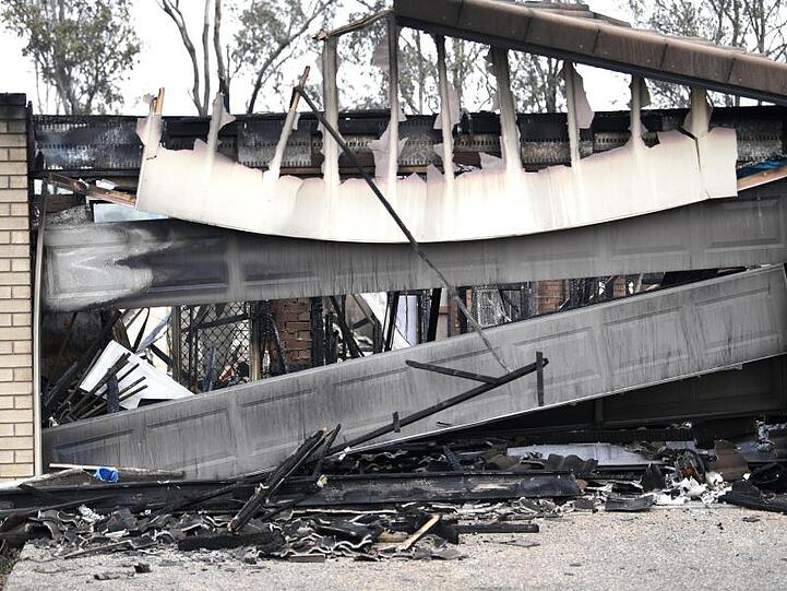Hohe Temperaturen, geringe Feuchtigkeit und starke Winde erschweren den Kampf gegen die Flammen.