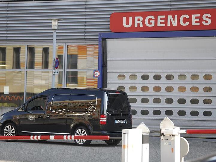 Ein Leichenwagen vor dem Notdienst eines Krankenhauses in Straßburg.