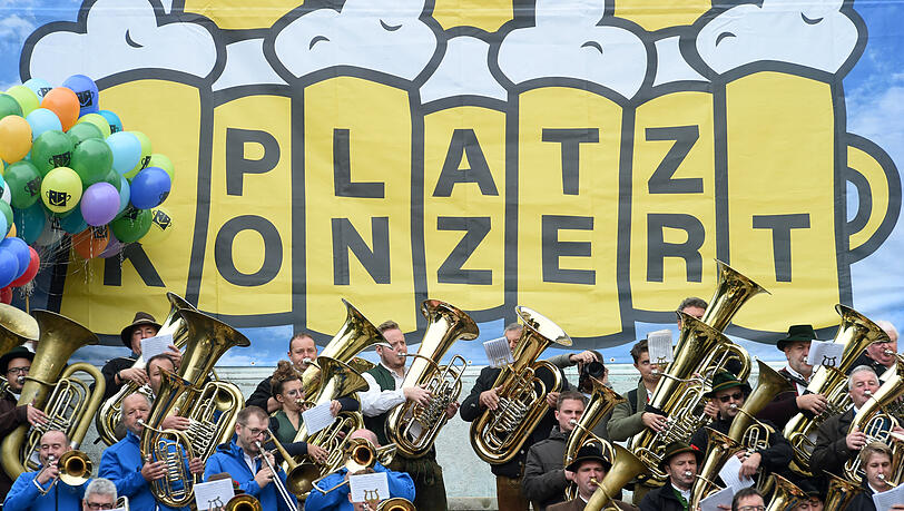 300 Musiker aus den Kapellen aller Festzelte nehmen traditionell am Platzkonzert teil. 300 Musiker aus den Kapellen aller Festzelte nehmen traditionell am Platzkonzert teil.