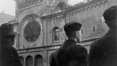 Nach den Pogromen: Schaulustige Münchner vor der ausgebrannten Synagoge an der Herzog-Rudolf-Straße.