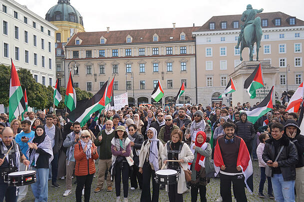Palästina-Demo in Rufweite: Kundgebung von "Palästina spricht" am Wittelsbacherplatz.