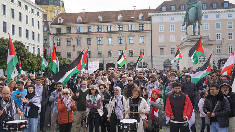 Palästina-Demo in Rufweite: Kundgebung von "Palästina spricht" am Wittelsbacherplatz. Palästina-Demo in Rufweite: Kundgebung von "Palästina spricht" am Wittelsbacherplatz.