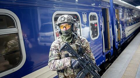 Ein Soldat bewacht den Sonderzug, der Bundeskanzler Merz aus Kiew zurück nach Polen brachte.