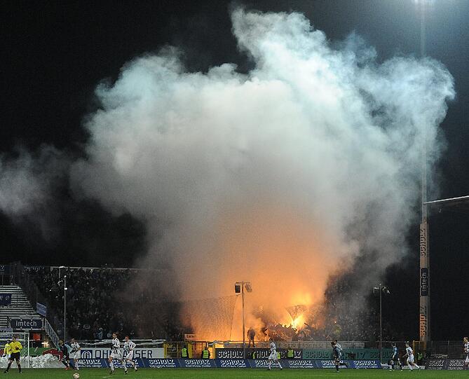 Bilder von der Pyroaktion im 1860 Fanblock, in der 13 Spielminute in Aalen.