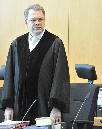 Im Landgericht Augsburg steht am 21.02.2013 der Vorsitzende Richter Christoph Wiesner an der Richterbank. Er leitet den Prozess gegen zwei Brüder, die einen Polizisten erschossen haben sollen.
