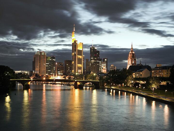 Platz 9: Frankfurt am Main (2 Prozent). Blick auf Hochäuser des Bankenviertels.