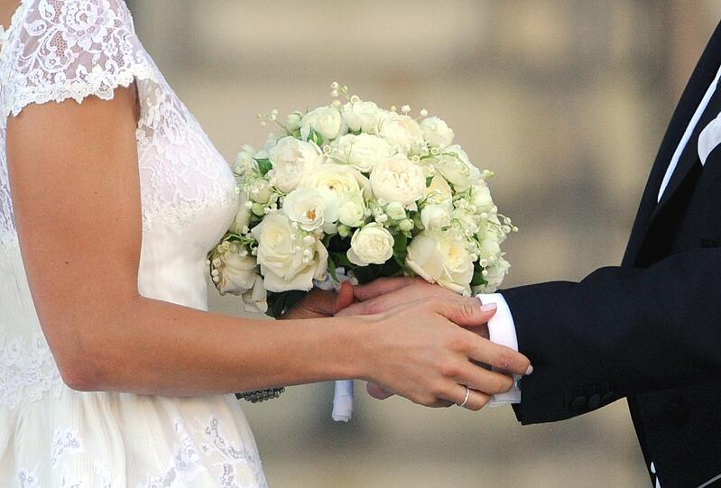 Die Braut im Spitzen-Kleid und der Bräutigam zu Tränen gerührt: Die schwedische Prinzessin Madeleine und der New Yorker Banker Chris O'Neill haben in Stockholm geheiratet. Die Bilder!