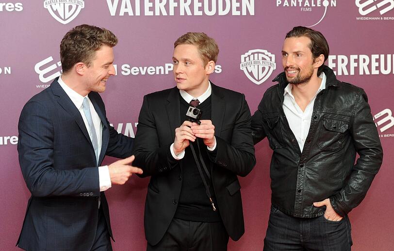 Die Schauspieler Friedrich Mücke (l), Matthias Schweighöfer (m) und der Produzent Quirin Berg (r) bei der Premiere des Films "Vaterfreuden" in München (Bayern).