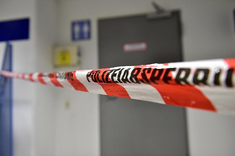 Vor der Toilette hängt ein Absperrband.