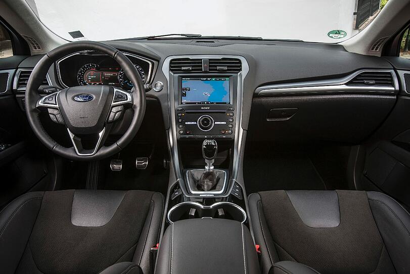 Auf der Höhe der Zeit: Das Cockpit des akteullen Ford Mondeo ist übersichtlich und aufgeräumt. Das war bei seinen Vorgängern nicht unbedingt so.