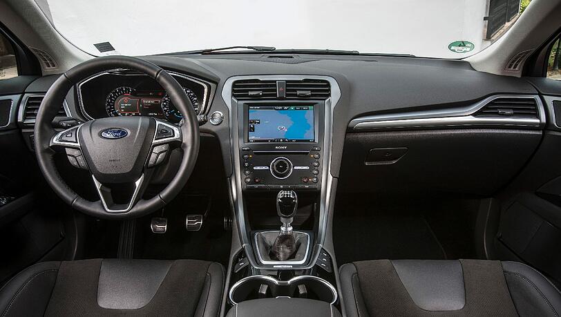 Auf der Höhe der Zeit: Das Cockpit des akteullen Ford Mondeo ist übersichtlich und aufgeräumt. Das war bei seinen Vorgängern nicht unbedingt so. Auf der Höhe der Zeit: Das Cockpit des akteullen Ford Mondeo ist übersichtlich und aufgeräumt. Das war bei seinen Vorgängern nicht unbedingt so.