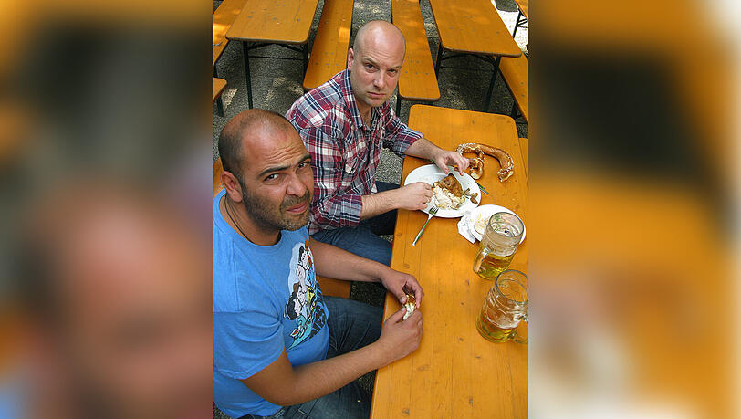 Wir wissen nicht, ob diese beiden Herren den gleichen Friseur kontaktieren, einen ähnlichen Humor aber haben Hannes Ringlstetter (links) und Stephan Zinner auf jeden Fall. Wir wissen nicht, ob diese beiden Herren den gleichen Friseur kontaktieren, einen ähnlichen Humor aber haben Hannes Ringlstetter (links) und Stephan Zinner auf jeden Fall.