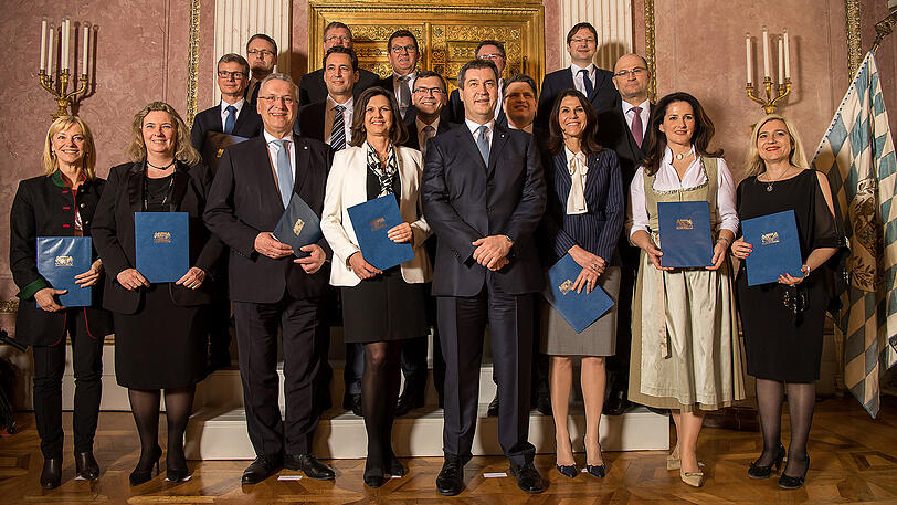 Das bayerische Kabinett um Bayerns neuen Ministerpräsidenten Markus Söder (m.).