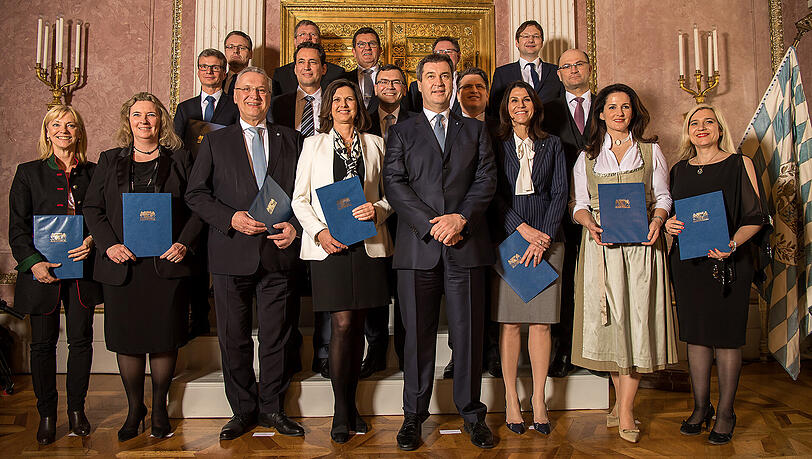 Das bayerische Kabinett um Bayerns neuen Ministerpräsidenten Markus Söder (m.).