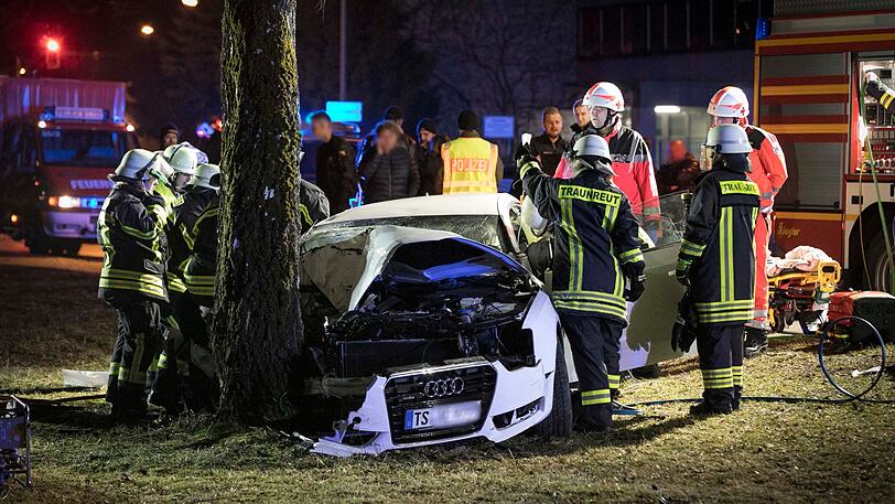 Bei einem Überholmanöver mit überhöhter Geschwindigkeit kam in Traunstein ein Audi A5 von der Straße ab und krachte frontal gegen einen Baum.
