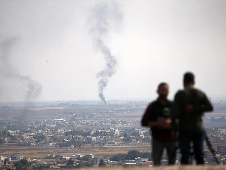 TV-Journalisten beobachten von einer Anhöhe auf der türkischen Seite der Grenze aus Rauch über dem nordsyrischen Ras al-Ayn.