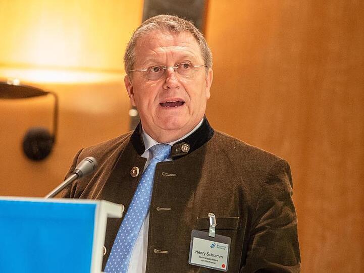 Der Oberbürgermeister von Kulmbach, Henry Schramm (CSU), hält eine Rede. Foto: Nicolas Armer/dpa/Archivbild