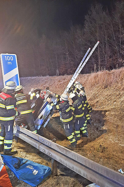 Der Autofahrer kam mit schweren Verletzungen in eine Klinik. Der Autofahrer kam mit schweren Verletzungen in eine Klinik.