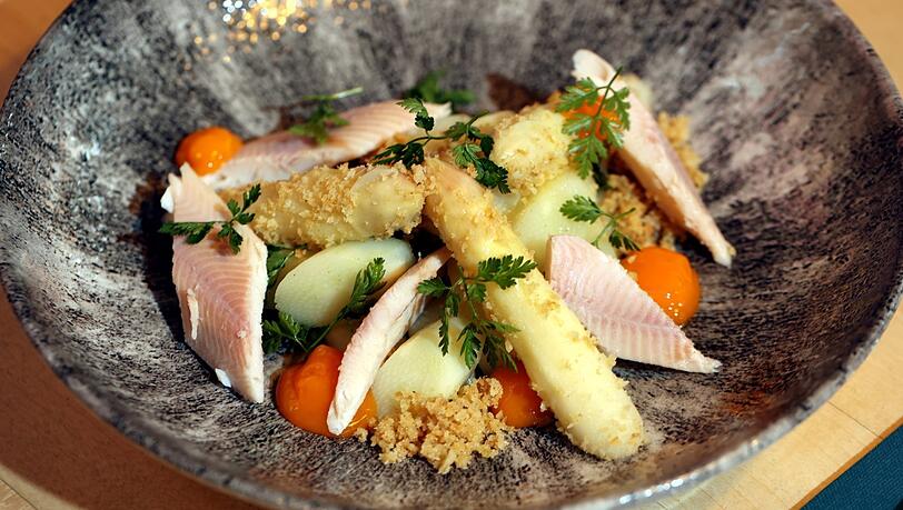 Vorspeise: Spargelsalat mit Eigelb, geräucherter Forelleund Kerbel. Vorspeise: Spargelsalat mit Eigelb, geräucherter Forelleund Kerbel.