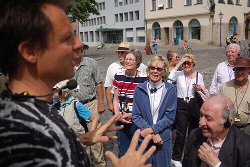 Gespannt lauschen die amerikanischen Senioren dem Nürnberger Stadtführer Ralf Arnold vor dem Schönen Brunnen.