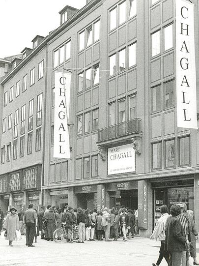 Die Warteschlange vor der Chagall-Ausstellung.
